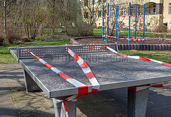Berlin  Deutschland - Aufgrund der Corona-Krise gesperrter Spielplatz in Berlin Pankow.
