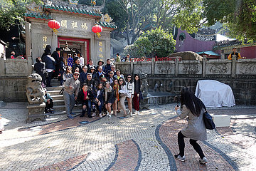 Macau  China  Touristengruppe laesst sich vor dem A-Ma Tempel fotografieren