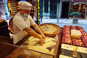 Macau  China  Baecker bereitet traditionelle Mandelkekse zu