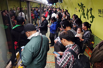 Hongkong  China  Menschen warten auf dem Bahnsteig der U-Bahnstation Wan Chai auf die U-Bahn