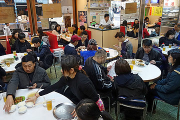Hongkong  China  Menschen essen in einem Restaurant