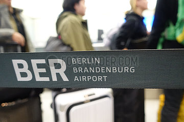 Berlin  Deutschland  Absperrband des Berlin Brandenburg Airport BER