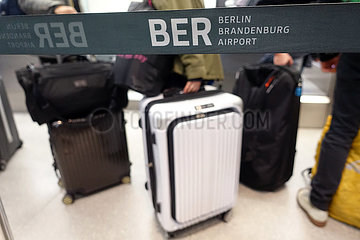 Berlin  Deutschland  Absperrband des Berlin Brandenburg Airport BER