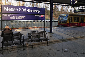 Berlin  Deutschland  S Bahn der Linie 5 faehrt in den Bahnhof Messe Sued (Eichkamp) ein