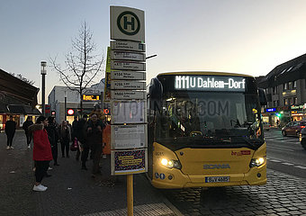 Berlin  Deutschland  Bus der Linie M11 haelt morgens an der Haltestelle S-Bahnhof Lichterfelde Ost