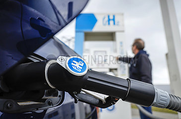 Wasserstoffauto tankt H2 Wasserstoff an einer H2 Wasserstofftankstelle  Herten  Ruhrgebiet  Nordrhein-Westfalen  Deutschland