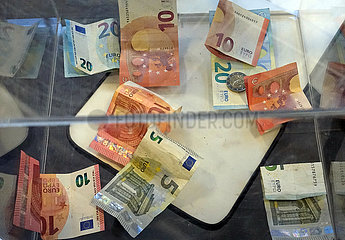 Berlin  Deutschland  Geldscheine in einer Spendenbox