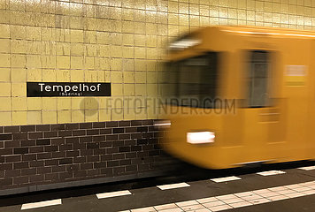 Berlin  Deutschland  U-Bahn der Linie 6 faehrt in den Bahnhof Tempelhof (Suedring) ein