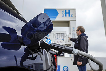 Wasserstoffauto tankt H2 Wasserstoff an einer H2 Wasserstofftankstelle  Herten  Ruhrgebiet  Nordrhein-Westfalen  Deutschland