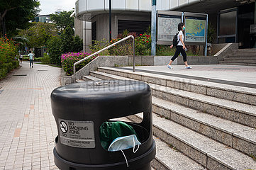 Singapur  Republik Singapur  Weggeworfener Mundschutz in einem Muelleimer