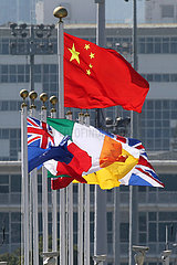 Hongkong  China  Nationalflaggen verschiedener Laender wehen im Wind  die Chinesische Nationalfahne ueber allen