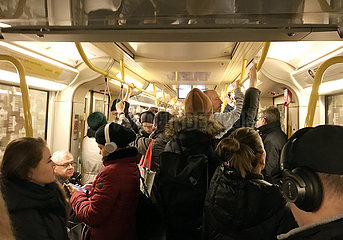 Berlin  Deutschland  Menschen in einem ueberfuellten Zugabteil der U-Bahnlinie 9