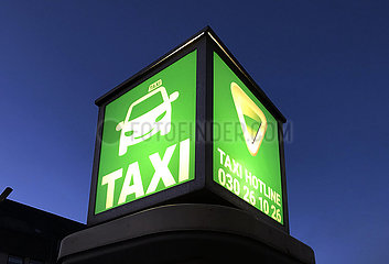 Berlin  Deutschland  Detailaufnahme einer Taxirufsaeule