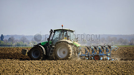 Landwirtschaft  Traktor pfluegt ein Feld  Kempen  Niederrhein  Nordrhein-Westfalen  Deutschland