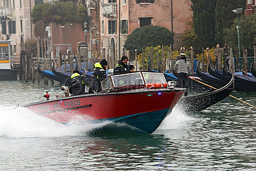 Venedig  Italien  Feuerwehrboot auf Einsatzfahrt