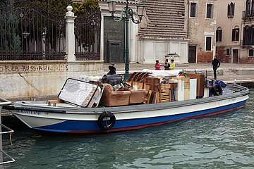Venedig  Italien  Boot ist mit Hausrat voll beladen
