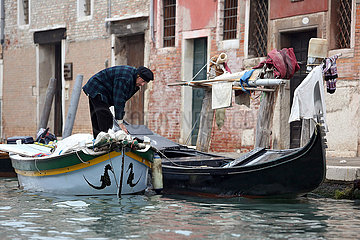Venedig  Italien  Gondoliere arbeitet an seiner Gondel