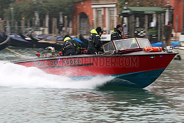Venedig  Italien  Feuerwehrboot auf Einsatzfahrt