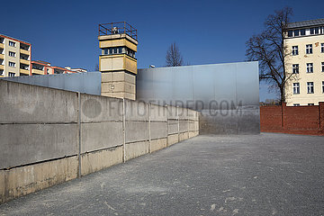 Berlin  Deutschland - Das Denkmal der Gedenkstaette Berliner Mauer in Berlin-Mitte.