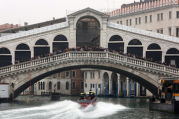 Venedig  Italien  Menschen auf der Rialtobrueke