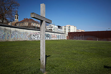 Berlin  Deutschland - Ein Holzkreuz erinnert an eingeebnete Graeber des Sophienfriedhofs in der Gedenkstaette Berliner Mauer.