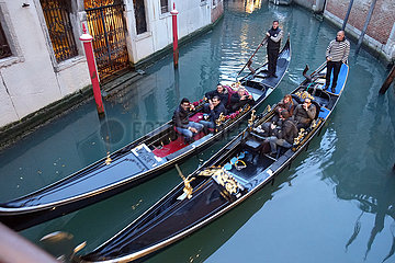 Venedig  Italien  Menschen bei einer Gondelfahrt