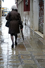 Venedig  Italien  Frau bei Regenwetter auf einer Strasse
