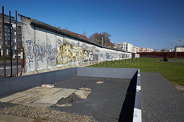 Berlin  Deutschland - Gedenkstaette Berliner Mauer mit Nachzeichnung der Grenzmauer.