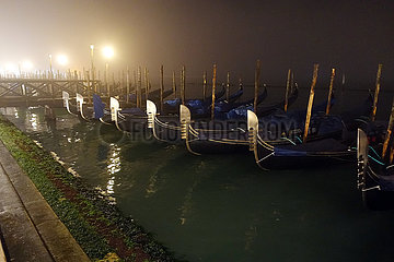 Venedig  Italien  Gondeln liegen bei Nacht vertaeut am Ufer