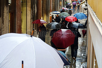 Venedig  Italien  Menschen bei Regenwetter auf einer Strasse