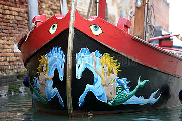 Venedig  Italien  Bug einer Gondel ist mit Meerjungfrauen und Hippocampen bemalt