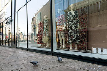 Deutschland  Bremen - Die Fussgaengerzone Obernstrasse in der Innenstadt von Corona leergefegt  Tauben spazieren und picken ungestoert  Schaufenster von H & M
