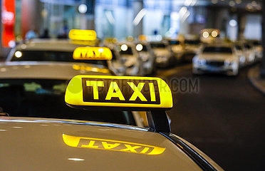 Taxistand am Flughafen Duesseldorf  Nordrhein-Westfalen  Deutschland