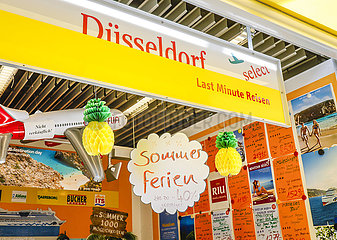 Reisebueros im Reisemarkt am Flughafen Duesseldorf  Nordrhein-Westfalen  Deutschland