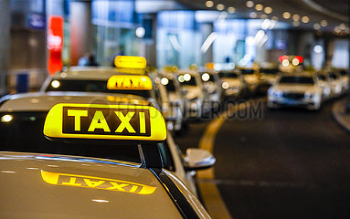 Taxistand am Flughafen Duesseldorf  Nordrhein-Westfalen  Deutschland