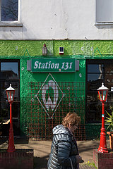 Deutschland  Bremen - Wegen Corona geschlossene Fussballkneipe Station 131 in den Farben des SV Werder Bremen
