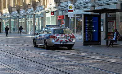 Deutschland  Bremen - Die Fussgaengerzone Obernstrasse in der Innenstadt von Corona leergefegt  Polizeistreife kontrolliert Einhaltung der Restriktionen