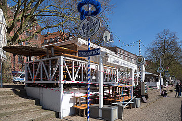 Deutschland  Bremen - Wegen Corona geschlossener Biergarten an der Weser in der Innenstadt