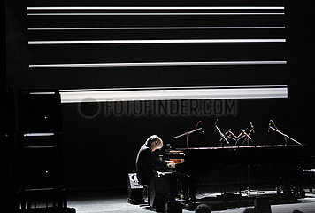 Ryuichi Sakamoto THE NEW GENERATION - PLAYING THE PIANO