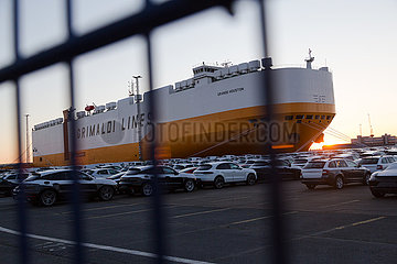Deutschland  Bremerhaven - Neuwagen warten auf dem Gelaende der BLG die Verschiffung  im Bild carfeeder der Spedition Grimaldi Lines
