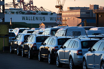 Deutschland  Bremerhaven - Neuwagen im Kaiserhafen warten auf die Verschiffung  hinten ein carfeeder der Spedition Wallenius Wilhelmsen Logistics