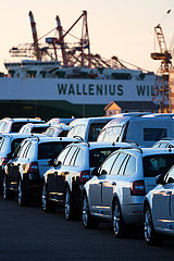 Deutschland  Bremerhaven - Neuwagen im Kaiserhafen warten auf die Verschiffung  hinten ein carfeeder der Spedition Wallenius Wilhelmsen Logistics