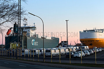 Deutschland  Bremerhaven - Neuwagen warten auf dem Gelaende der BLG auf die Verschiffung  im Bild zwei carfeeder von Speditionen