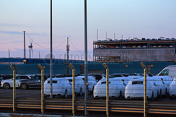 Deutschland  Bremerhaven - Neuwagen beim Ueberseehaven warten auf dem Gelaende einer Spedition auf den Weitertransport
