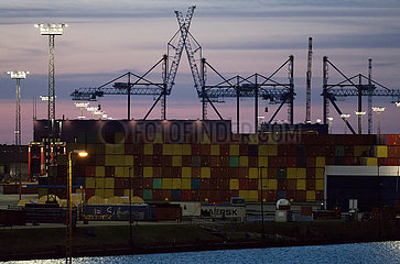 Deutschland  Bremerhaven - EUROGATE Container Terminal Bremerhaven  Drehscheibe fuer Warentransport global und innereuropaeisch