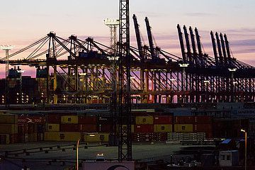 Deutschland  Bremerhaven - Containerbruecken  EUROGATE Container Terminal Bremerhaven  Drehscheibe fuer Warentransport global und innereuropaeisch