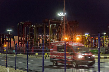 Deutschland  Bremerhaven - Abgestellte Portalhubwagen  EUROGATE Container Terminal Bremerhaven  Drehscheibe fuer Warentransport global und innereuropaeisch