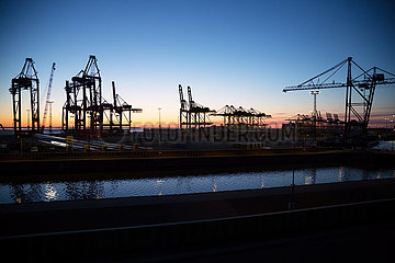 Deutschland  Bremerhaven - Verladekraene im Ueberseehafen  Rotoren fuer Windraeder  rechts hinten Container Terminal Bremerhaven