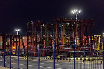 Deutschland  Bremerhaven - Abgestellte Portalhubwagen  EUROGATE Container Terminal Bremerhaven  Drehscheibe fuer Warentransport global und innereuropaeisch