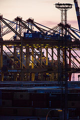 Deutschland  Bremerhaven - Containerbruecken  EUROGATE Container Terminal Bremerhaven  Drehscheibe fuer Warentransport global und innereuropaeisch
